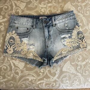 ❤️SOLD❤️ Mudd light washed with cream colored lace detail, size 7